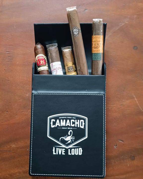 ACCESSORIES Branded travel case /Black leather *3cm / with embedded magnetic closures / holds 5 to 6 cigars