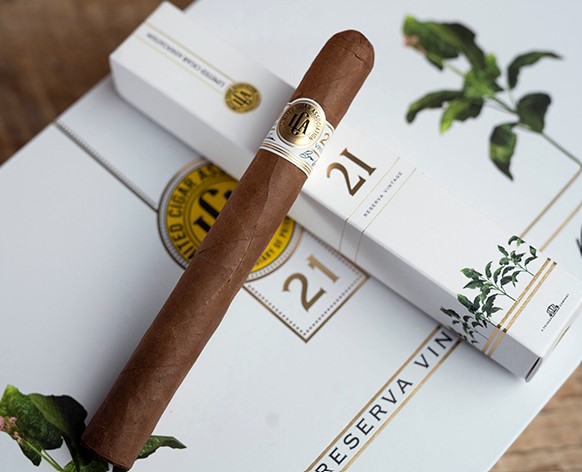 LIMITED CIGAR ASSOCIATION / PRIVADA CIGAR CLUB LCA Reserva Vintage 2021 / DUE TO THE EXTREMELY LIMITED PRODUCTION: 4 CIGARS PER CLIENT